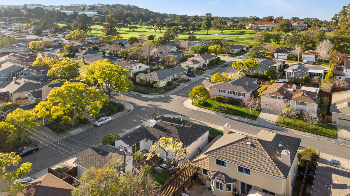 647 Cuesta is a 3 bd, 2ba house, listed by The Sharp Group, a luxury real estate group that serves Hillsborough, San Mateo, Burlingame and the Peninsula. 