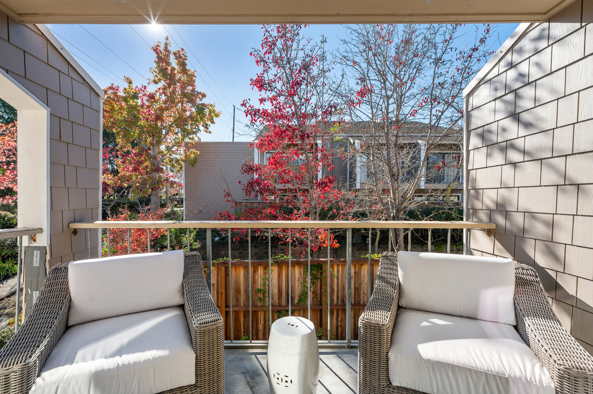 1685 Bayridge Way #212 is a 2 bed, 2 bath condo in San Mateo. 