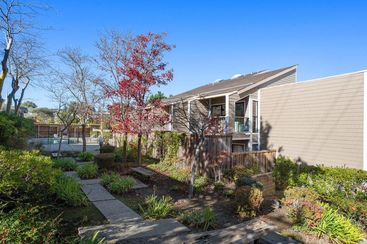 1685 Bayridge Way #212 is a 2 bed, 2 bath condo in San Mateo. 