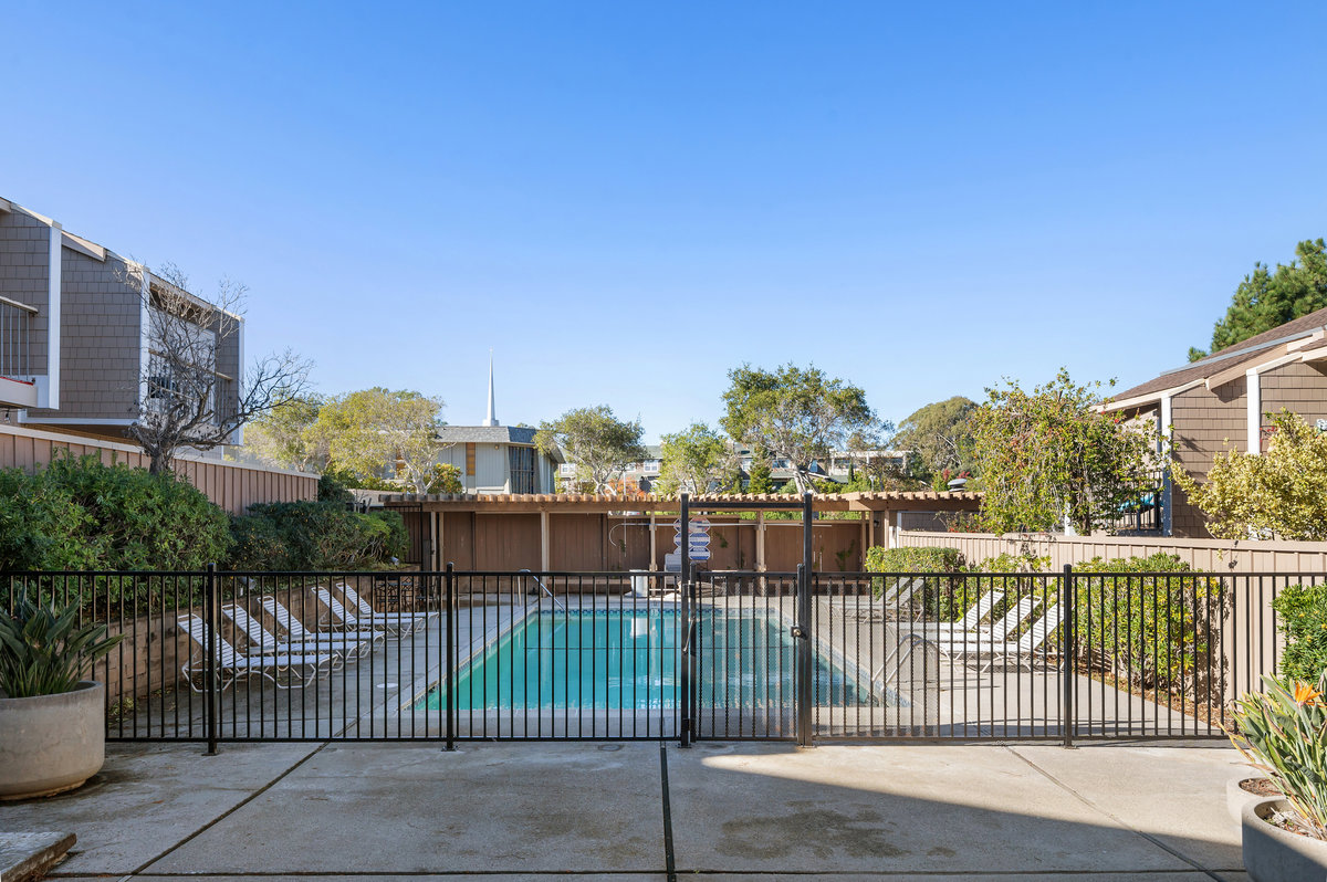 1685 Bayridge Way #212 is a 2 bed, 2 bath condo in San Mateo. 