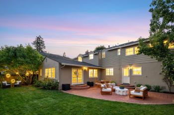 39 El Cerrito Avenue is a 3 bedroom, 2.5 bathroom home in San Mateo.