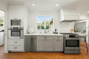 39 El Cerrito Avenue is a 3 bedroom, 2.5 bathroom home in San Mateo.